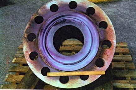 The octagonal ring seals by surface wedging contact with the flange groove, and the oval ring seals by line contact.