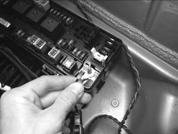Connect the power wire to the fuse box main lug. Fig. 14 Fig. 13 Fig. 14 18.