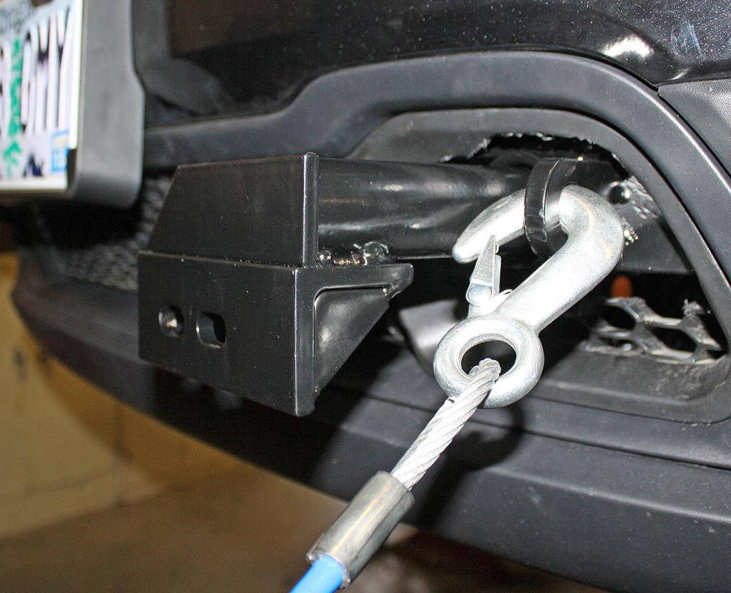 26. Install the tow bar to the mounting bracket according to the manufacturer's instructions. Fig.EE IMPORTANT! Safety cables are required by law.