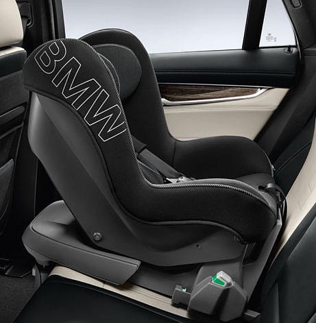 It can be fitted securely using either the separately available ISOFIX base or the safety belt.