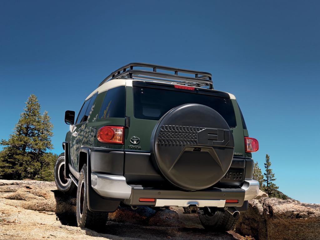 SPARE TIRE COVER One of the styling signatures of the FJ Cruiser is the rear-mounted spare tire.