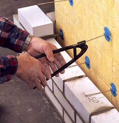 3 Traatankru 90-kraadine lõpetav ärapööre vooder-müüriraketise jaoks minimaalse pikkusega 25 mm tehakse traadipainutustangidega.