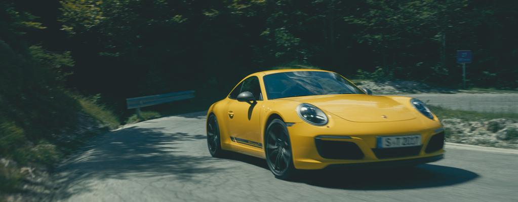 Chassis. No obligations and a world of opportunities. Hands firmly on the wheel, the road in view. PASM Sport suspension. The body sits a further 10 mm lower than that of the standard 911 Carrera.