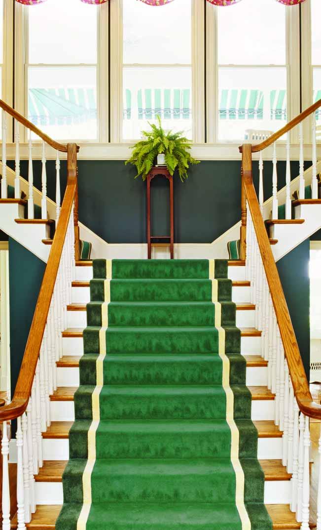 TRADITIONAL pg 12-1 CLASSIC PLAIN pg 1-19 CLASSIC FLUTED pg 20-23 HAMPTON Classic, simple lines or rich, pg 24- detailed beauty create your ultimate stairway from our distinctive collections.