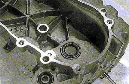 Scrape gasket residues off the crankcase contact surface.