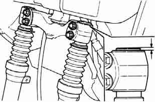 14. STEERING/FRONT WHEEL/FRONT SHOCK ABSORBER E-TON Remove the top connection bolt of the right shock absorber. (bolt x 4) Remove the shock absorber from the front fork.