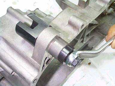 Engine suspension bushing: 28mm Rear shock absorber bushing: 20mm Pressing out