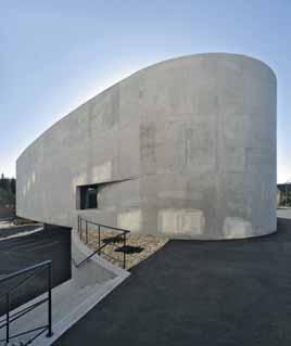 Architects Nissen & Wentzlaff created a larger version of this object in the form of the building which stands out with its impressive exposed concrete and elegant statics.