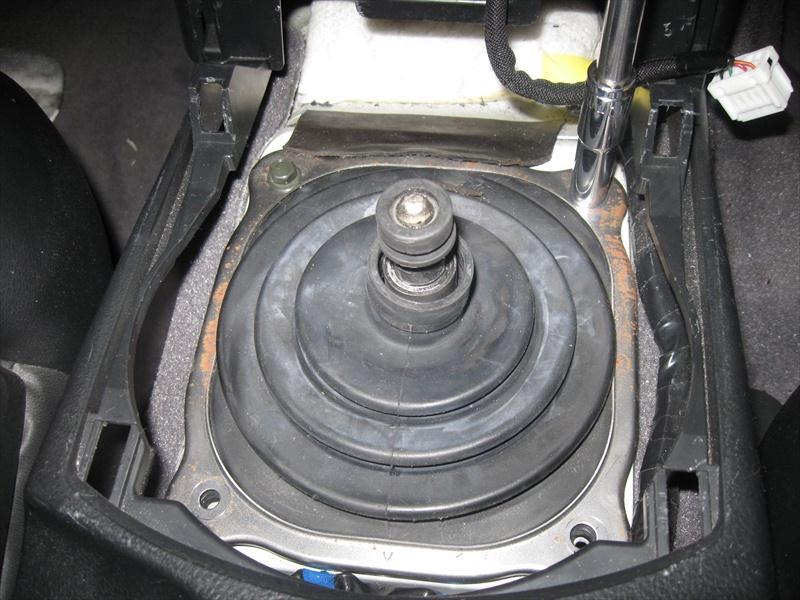 In the 350Z, G35 and G37, remove the four (4) bolts holding the