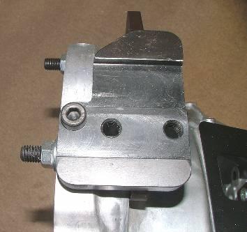 Cylinder bracket Attach the slave cylinder and tighten the bolts temporally.