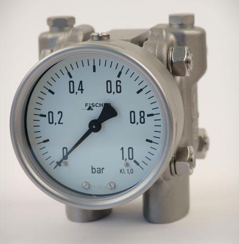 DA03 Differential Pressure Gauge The DA 03 is a versatile differential pressure gauge which can be configured with various optional features, such as: Adjustable limit contacts: delayed action or