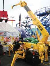 intermat By using a combination of smaller chassis and fixed semi-trailer, Böcker says that a BE class driving license is sufficient to drive the crane.