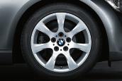 s BMW light-alloy wheels star-spoke 157, 8 J x 17 inch, 225/45 R 17 tyres, with antitheft security system (standard on 325i).