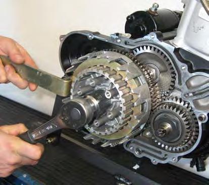 washer (27 mm wrench) using the clutch removal