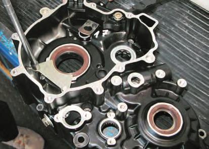 ENGINE DISASSEMBLY Left crankcase seal replacement - Remove the sprocket seal (1) with