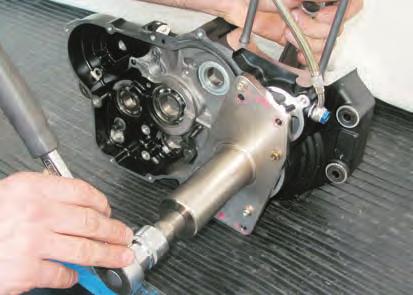 Crankshaft removal - Slide the puller (1) (part