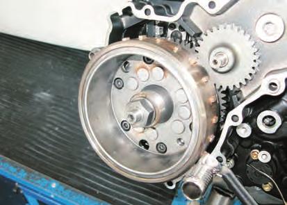 Install flywheel (13) together with drive gear