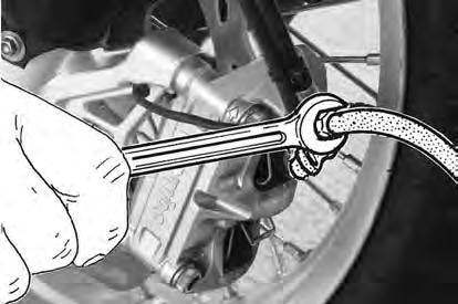 To bleed the front brake, begin with the control on the handlebar and then bleed the calliper: the procedure is the same. Proceed as follows.