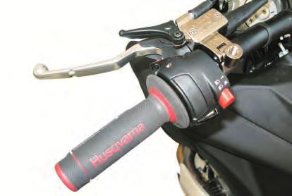 SETTINGS AND ADJUSTMENTS Hydraulic clutch lever adjustment and fluid level check Free play (A) must be at least 3 mm. The lever position can be adjusted to suit the rider hand size.