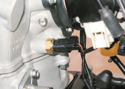 - Loosen the screw (5) of the starter motor electric connection using a 10 mm ring wrench and loosen