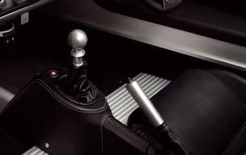FEATURE FOCUS 6 Speed Manual Put yourself in complete control of the driving experience with the slick