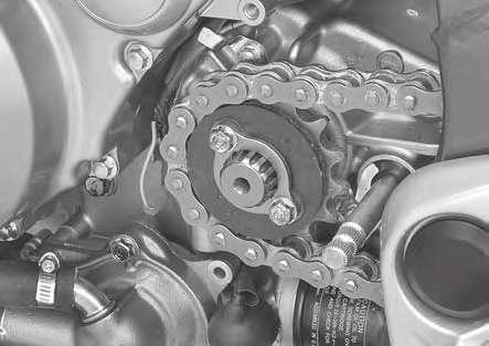 Apply engine oil to the driven sprocket nut threads. Check the attaching bolts and nuts on the drive and driven sprockets. If any are loose, torque them.