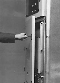 8 Screw-typ door catch, on the doors of the high-voltage compartments 147 Hand crank (for use on