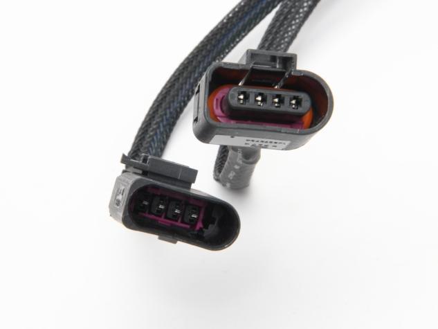 Study the locking system on the new DINANTronics SPORT connectors until you are familiar with how the two connector halves are released.
