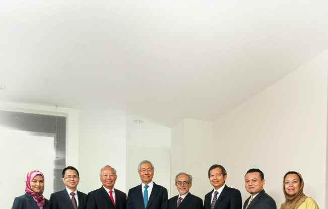 annual report 2012 11 Board of Directors Left to right :