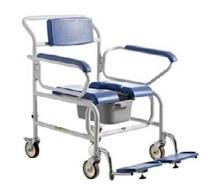 without having to lift their legs Wheeled shower commode with 24 wheels for smoother patient handling Footrests have a weight capacity of 100kg each Side adjustable PU covered footrests for comfort
