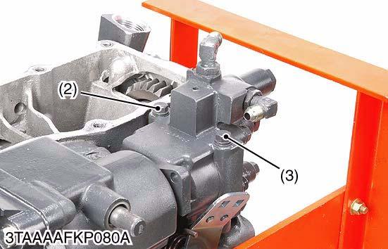 Remove the hydraulic pump assembly (1) as an unit from the transaxle case.