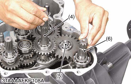 Install the shifter (2) and the spiral bevel pinion shaft (3) gether. 3.