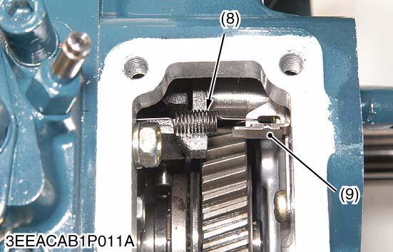 Remove the socket head screws and nuts, and remove the injection pump (7).