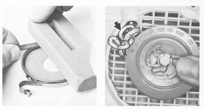 Straightening twisted rope - Remove the rope rotor, see 6.2. Take out the spring housing. Use pliers to remove any remaining pieces of spring from the fan housing.