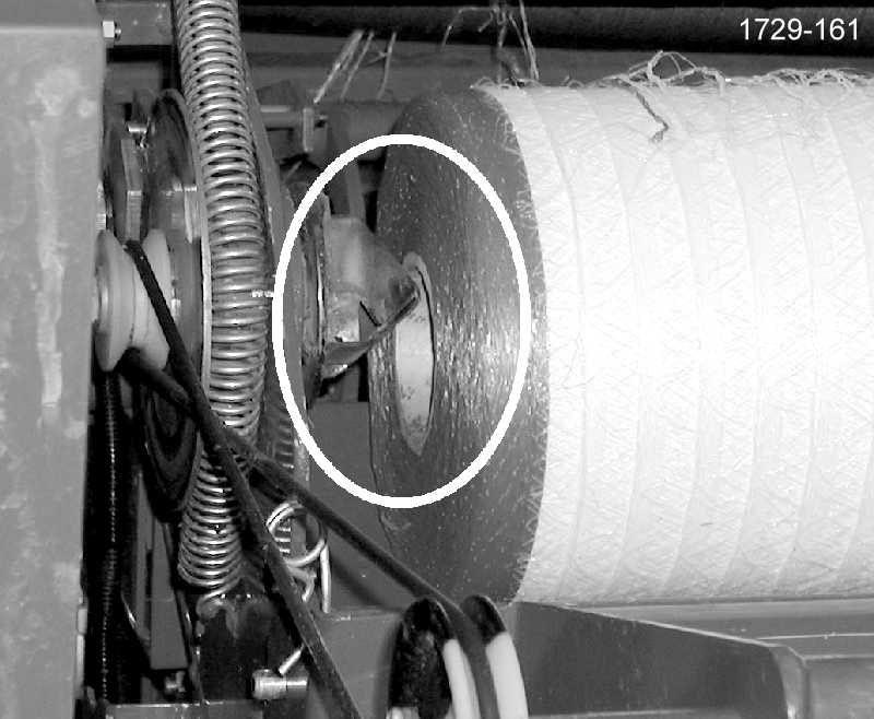 (Figure 45) The tips of both tensioning spindles must point into the sleeve of the net roll.