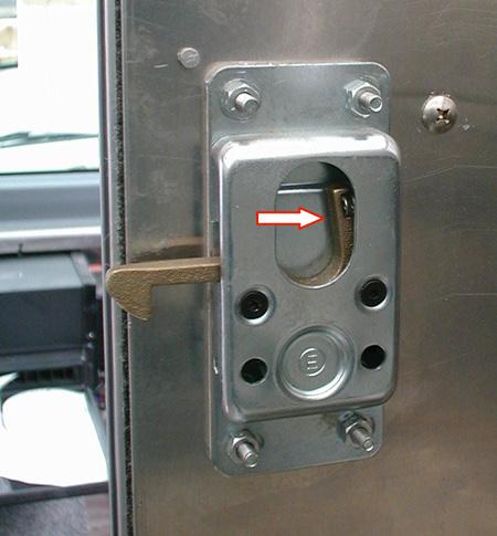 Even though some bulkhead and rear doors lock automatically when they are fully closed, you cannot become accidentally locked inside the cargo area (Aeromasters and PDVs).