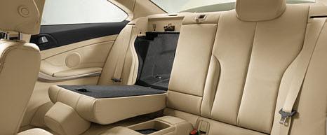 The headrests integrated into the rear backrest enhance both seating comfort and safety for passengers