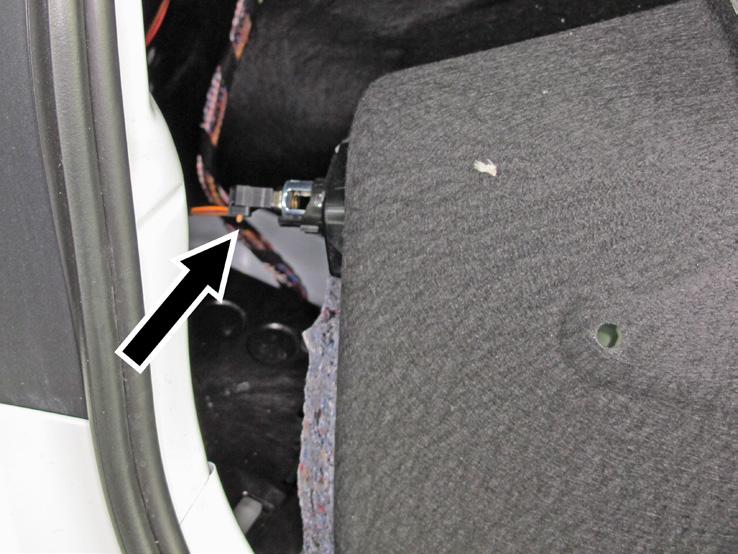 Lift clear/ free the forward edge from behind the trim at the sides of the rear seat backs and pull the panel out 4-6