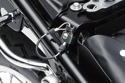 side or centre stand. Chassis * 5-way adjustable clutch lever and 4-way adjustable brake lever enable riders to fine-tune lever position.