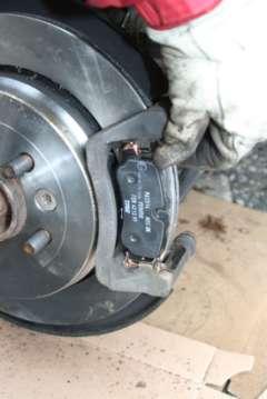 Be sure that there is no grease on the front of the brake pad.