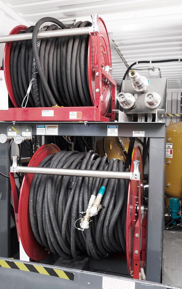driven by a 3 phase electric motor 2 x 120m fluid hoses paired together mounted on air rewind reel for both new and used oil fluids 1 x 120m hydraulic oil hose Digital in-line 1000 psi fluid meters