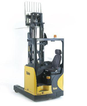 MR series Models: MR, MRH, MR16, MR16H, MR16N, MR16HD, MR, MRH, MRHD, MRW, MR25 Operator s compartment and steering A large dimensioned intermediate step and padded handgrip facilitate easy on/off