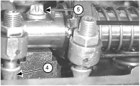 92 SENR9779-03 2. Start from the ends of the rocker shaft assembly (1) and work toward the center of the rocker shaft assembly in order to remove the torx screws (5).