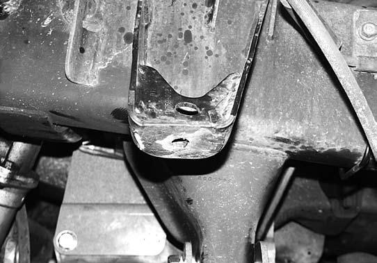 Install the two front driver s side differential drop brackets so that the bracket with the small offset (01236) is toward the outside of the vehicle (offsetting out) and the one