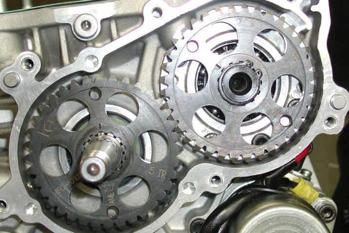 - ASSEMBLE BEARING SUPPORT AND BALANCE SHAFT (see Fig.14). N 6 SCREWS M6 TORQUE AT 8 10 Nm (70 90 lbf*in) Fig.