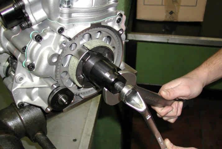 - REMOVE THE M20 NUT FIXING THE CLUTCH BODY (see Fig.16). (30mm SOCKET WRENCH) TURN CLOCKWISE AS NUT HAS LEFT THREAD Fig.