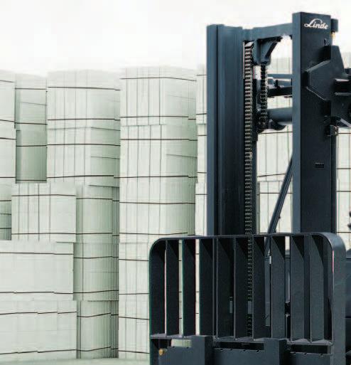 The Linde Torsion Support System and mast design are the fundamental reasons for stability when handling wide, swinging loads generating high dynamic forces.
