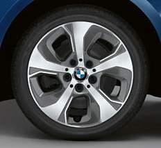 SE models). [ 04 ] 18" light alloy Y-spoke style 484 wheels, 8J x 18 with 225/45 R18 tyres.