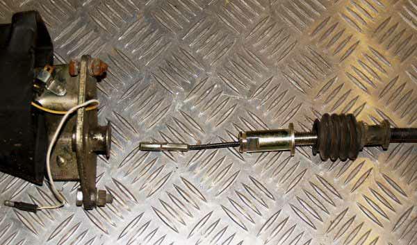 The photo on the right shows how a Td5 or 300Tdi cable is inserted into the tube on the Td5 / 300Tdi lever and retained with a