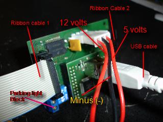 Connect the two flat ribbon cables to the appropriate connectors on the interface and connect the power supply to the interface (the middle of the connector is (-).